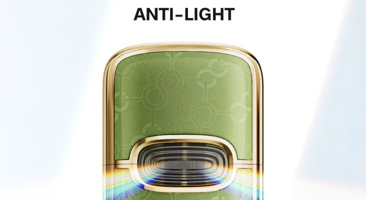 Image shows the VooPoo VMate pod and describes how the pod protects against different light conditions.